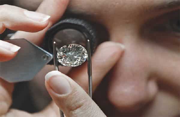 Hướng dẫn kiểm tra kim cương bằng kính lúp