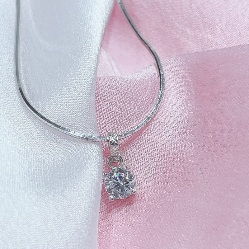 Mặt dây chuyền kim cương nhân tạo Bạch Kim 750, thiết kế mặt đơn giản tôn  chủ - Trang sức Cirila Diamond