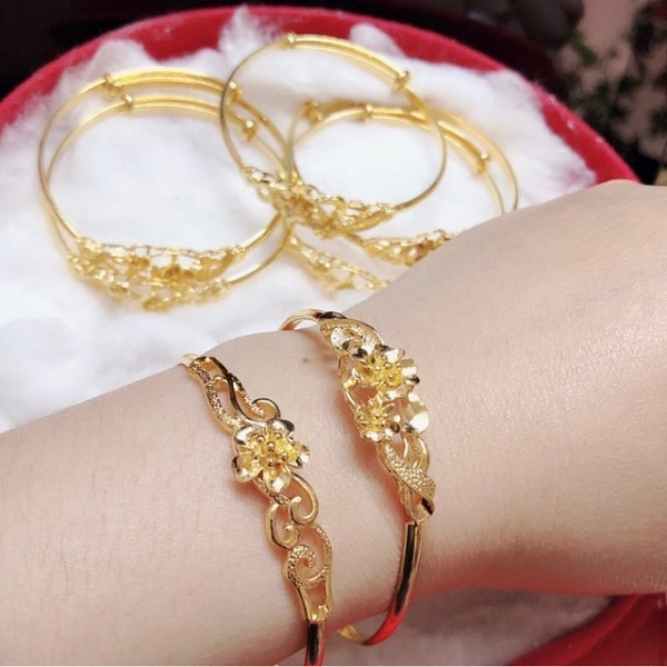 giá của lắc tay nữ vàng 18k