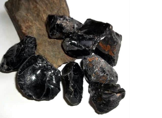 Đá obsidian là gì – Đặc tính và ứng dụng của trong đời sống